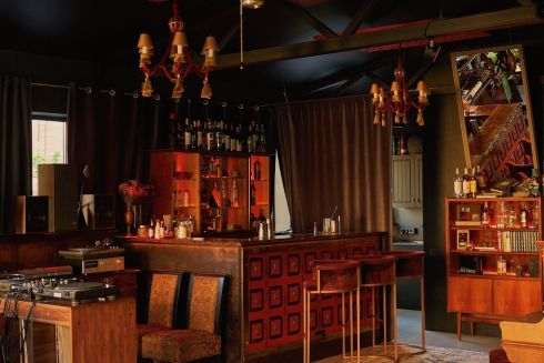 Коктейли и винил: в Киеве открылся «меломанский» бар UnderWu