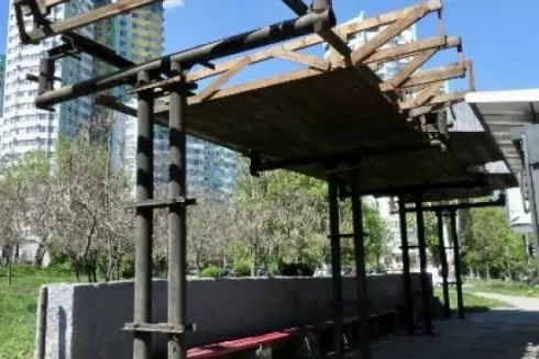 На Приорке уничтожают уникальную модернистскую остановку. Активисты бьют тревогу