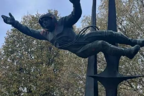 Во Львове демонтируют памятник советской космонавтике