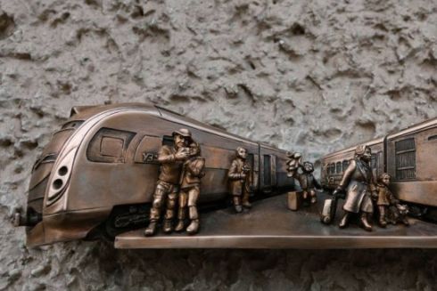 На Центральному вокзалі відкрили мініскульптуру “Повернення додому”: фото