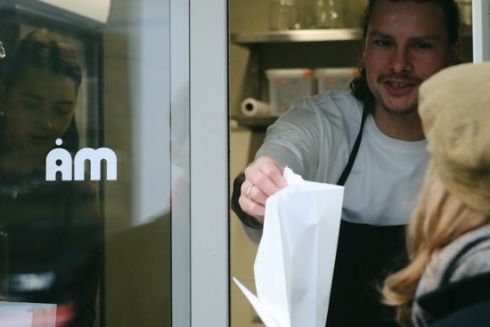 На Гончара запрацювало віконце з пиріжками Am. Незабаром там відкриють бістро