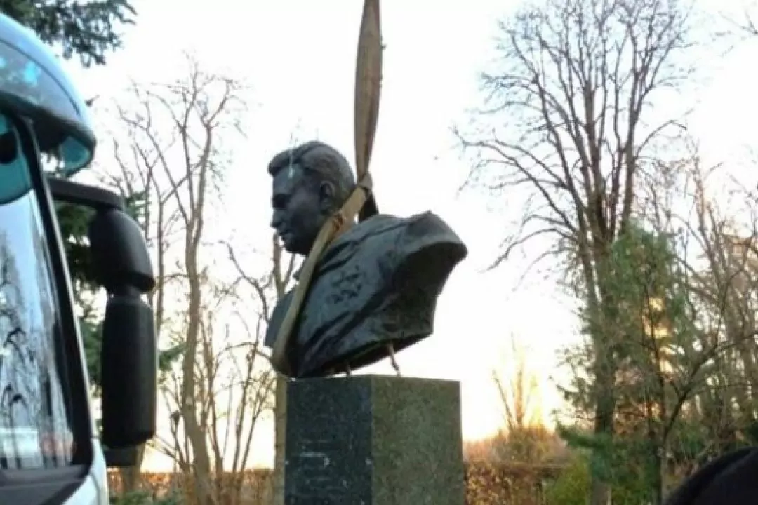 Погруддя Ковпака та інших радянських діячів демонтували у парку Слави