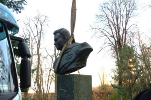 Погруддя Ковпака та інших радянських діячів демонтували у парку Слави