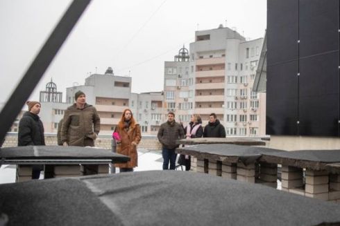 Історія першої енергонезалежної багатоповерхівки у Києві, яка заробляє на продажу електроенергії