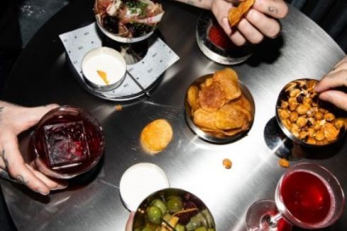 Бар Kyi з магазином пляшкових коктейлів відкрили в ЦУМі