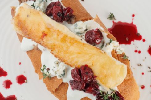 На Бессарабському ринку відкрили заклад Bee&rsquo;s Knees із хот-догами й хешбраунами