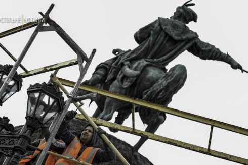 Фото: Коммунальщики в Киеве защищают памятники от ракетных ударов