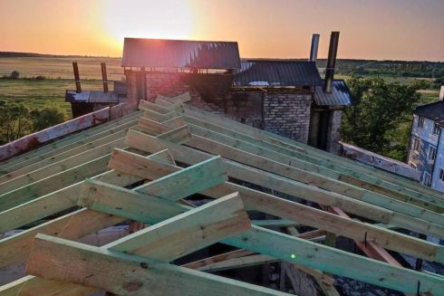 Мешканці багатоповерхівки в Ірпені самотужки відновили спалений окупантами дах