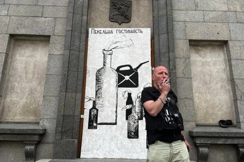 «Адская гостеприимность» и вышиванка: Новые работы в полуразрушенном Харькове от художника Гамлета Зинковского