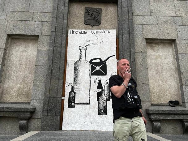 “Пекельна гостинність” та вишиванка: Нові роботи у понівеченому Харкові від художника Гамлета Зінківського