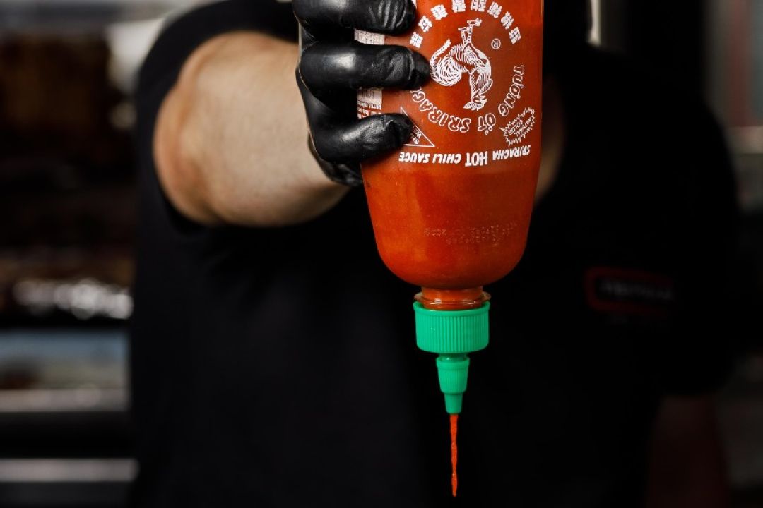 «С Мариуполем в сердце»: Как семья переселенцев открыла в Киеве популярную точку с шаурмой на углях