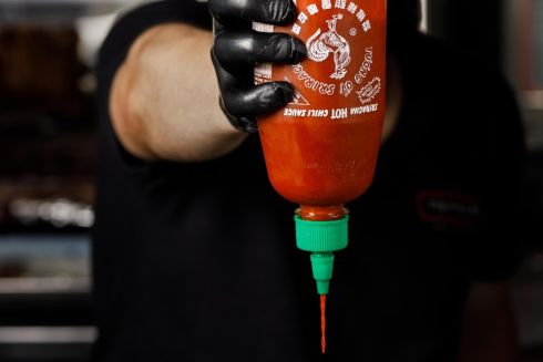 «С Мариуполем в сердце»: Как семья переселенцев открыла точку с шаурмой на углях в Киеве