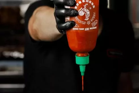 &laquo;С Мариуполем в сердце&raquo;: Как семья переселенцев открыла точку с шаурмой на углях в Киеве