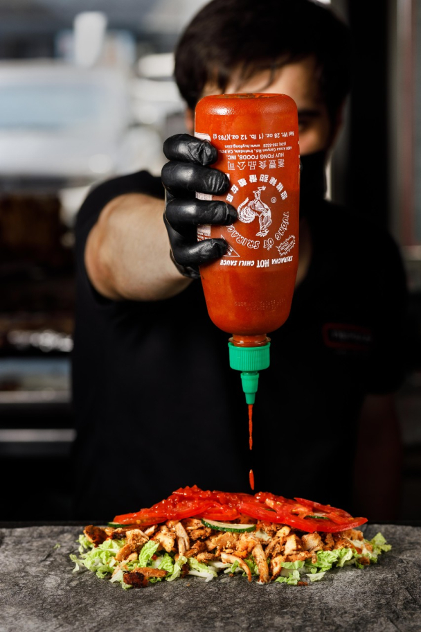 «З Маріуполем в серці»: Як родина переселенців відкрила у Києві популярну точку з шаурмою на вугіллі