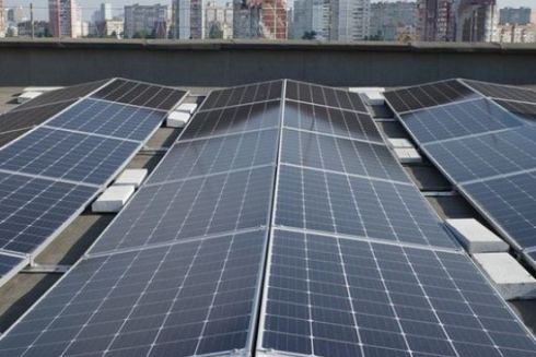 На даху багатоповерхівки в Дніпровському районі встановили сонячні панелі