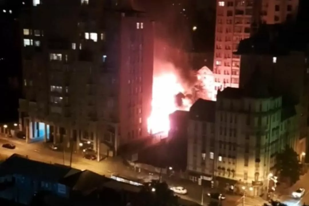 На Дмитрівській горіла історична будівля, яку передали забудовнику