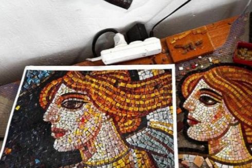 Дивіться, як у Львові відновлюють мозаїку “Інформаційний простір”, знищену у 2023 році