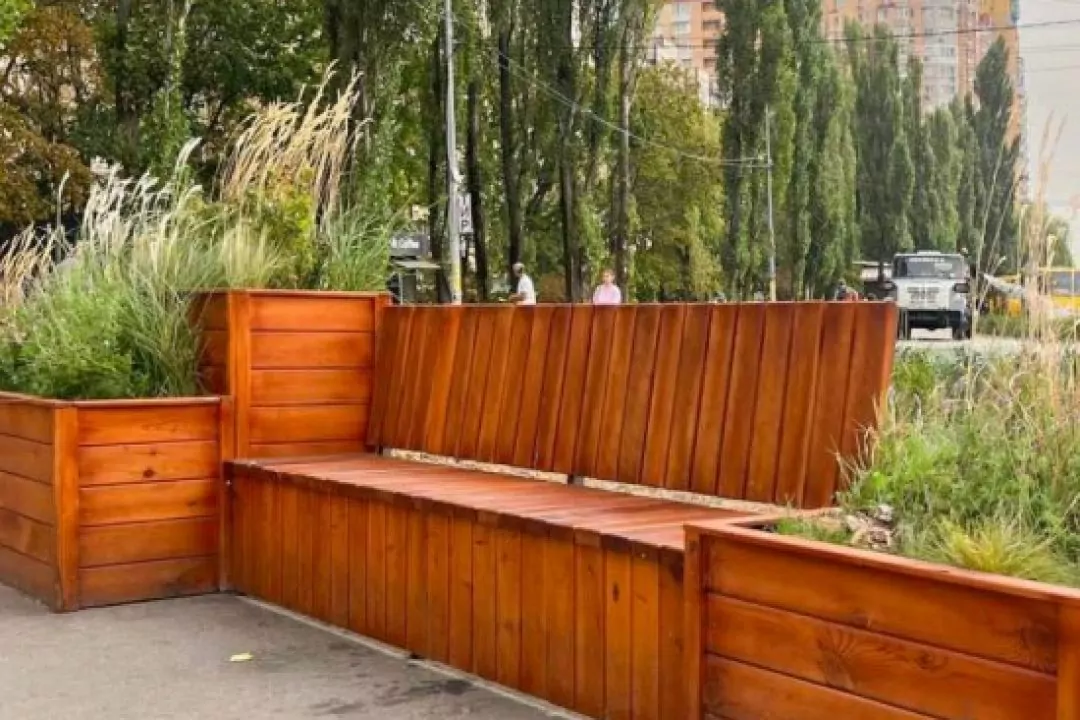 У Києві хочуть збільшити кількість вуличних меблів з озелененням