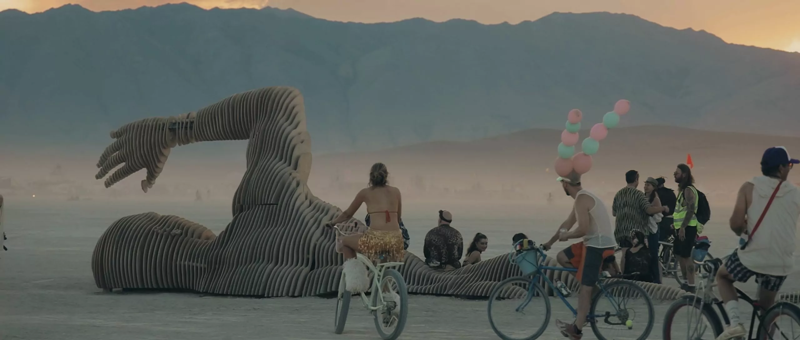 &laquo;Замки на піску&raquo;: 6 кадрів із фільму про Burning Man словами режисера