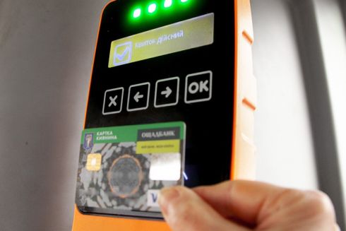 Коли запрацює оплата банківською карткою в наземному транспорті Києва