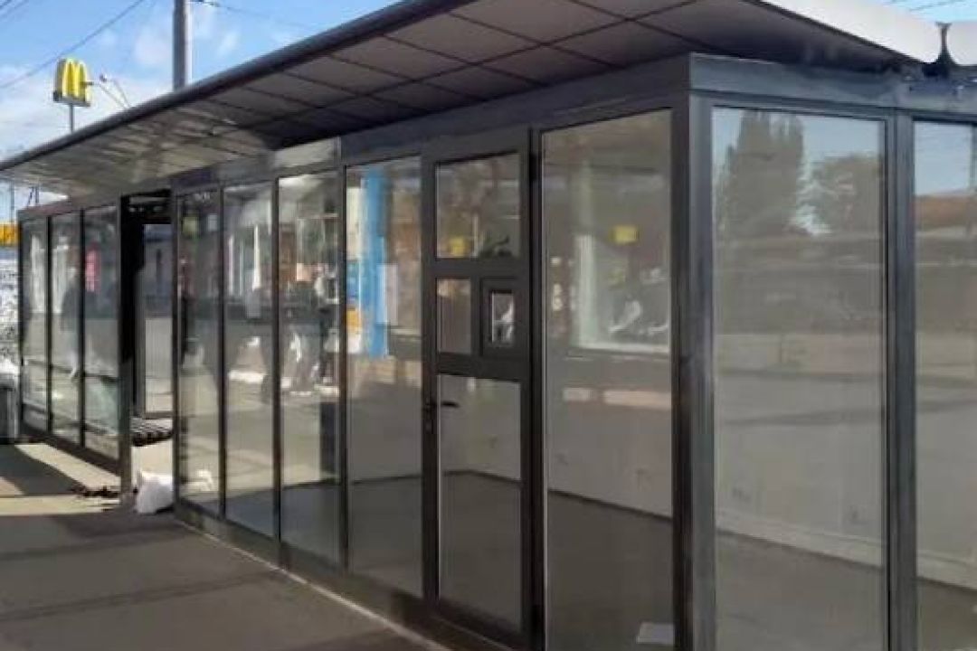 На Почайні замість знесених МАФів встановили зупинку-МАФ