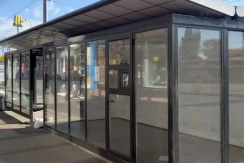 На Почайні замість знесених МАФів встановили зупинку-МАФ