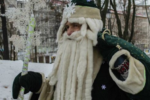 Фото дня: парад Эко Дедов Морозов и Снегурочек в центре Киева