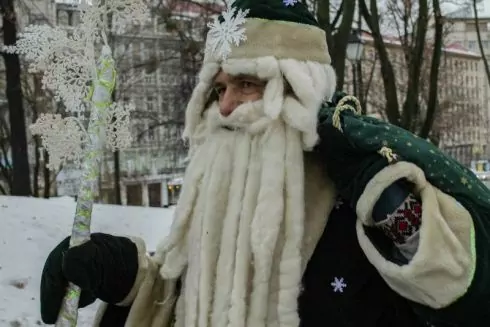 Фото дня: парад Эко Дедов Морозов и Снегурочек в центре Киева