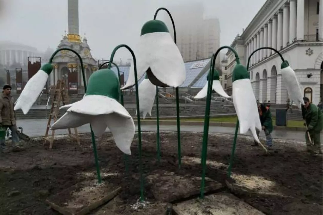 На Майдані встановили проліски з бетону. Це подарунок до 8 березня від Київзеленбуду