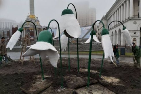 На Майдані встановили проліски з бетону. Це подарунок до 8 березня від Київзеленбуду