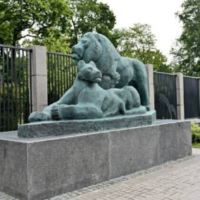 У входа в Киевский зоопарк установили скульптуры львов