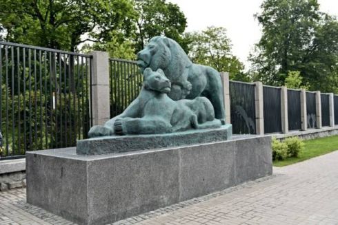 У входа в Киевский зоопарк установили скульптуры львов