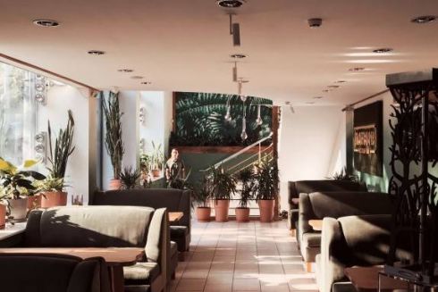 На Льва Толстого відкрився триповерховий кальянний бар