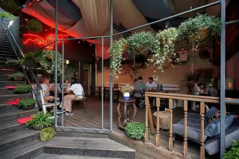 В центре Киева открылось заведение Latakia: готовят блюда греческой и сирийской кухонь