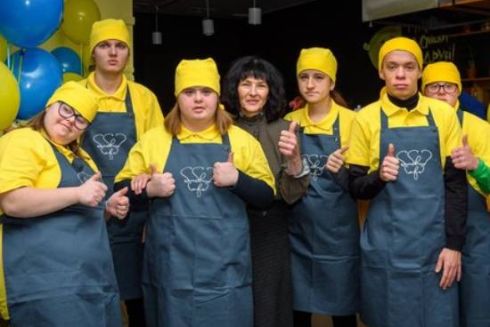 На Позняках открыли социальное кафе-пекарню, где работает молодежь с ментальными нарушениями