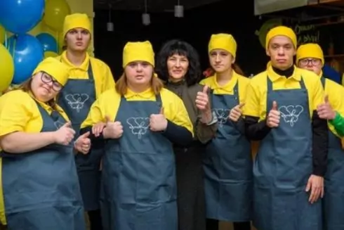 На Позняках открыли социальное кафе-пекарню, где работает молодежь с ментальными нарушениями