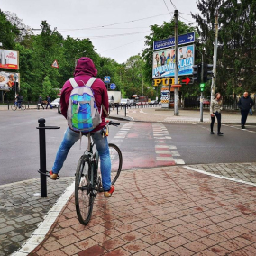 В Ивано-Франковске установили стойки для велосипедистов, ждущих светофора