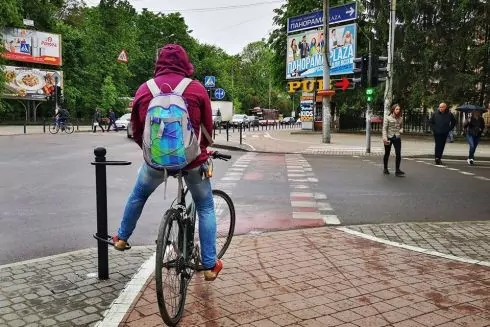 В Ивано-Франковске установили стойки для велосипедистов, ждущих светофора