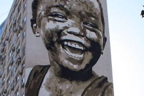 Скандал: філіппінський фотограф свариться з іспанським художником через мурал у Києві