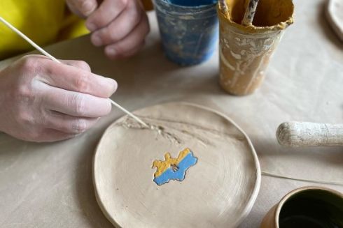 7 творческих мастерских Киева, где учат лепить из глины и создавать мозаики