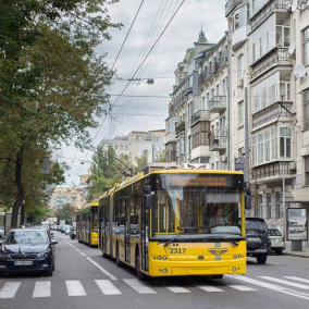 В Киеве общественный транспорт стал ходить вдвое реже