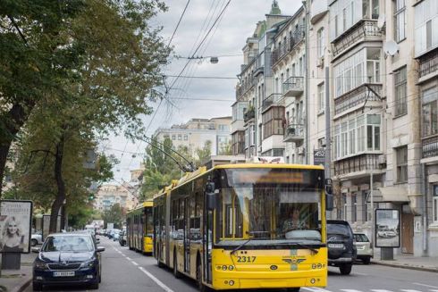 В Киеве общественный транспорт стал ходить вдвое реже