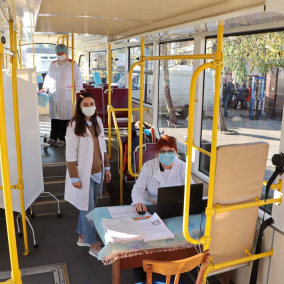 В Одесі відкрили пункт щеплення від COVID-19 у міському трамваї