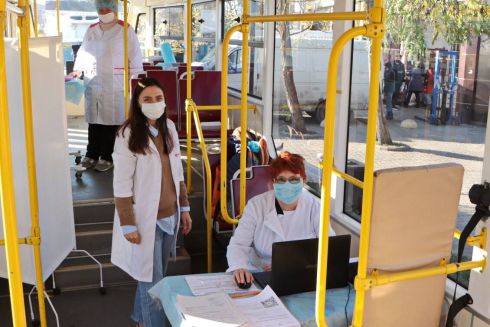 В Одессе открыли пункт вакцинации от COVID-19 в городском трамвае