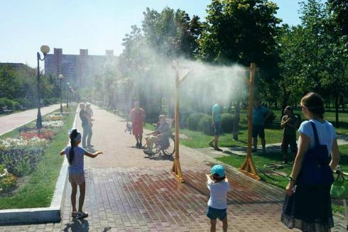 В парках Киева из-за жары установили арки с &laquo;холодным душем&raquo;