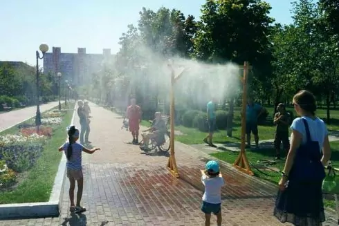 В парках Киева из-за жары установили арки с &laquo;холодным душем&raquo;