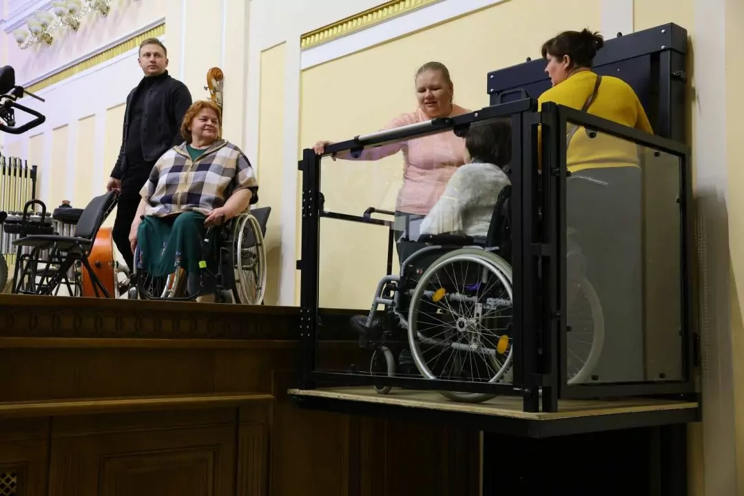 У Львівській національній філармонії встановили підйомник на сцену для крісел колісних