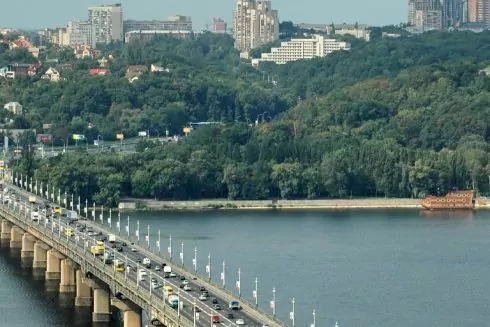 В Киеве открыли движение по мостам Патона и Метро