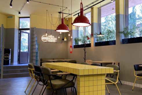 Біля «Дружби народів» відкрився заклад Ayo з піцою, бургерами та кебабом