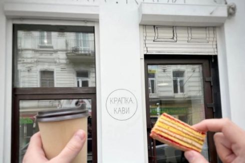 Біля Майдану Незалежності запрацювала кав’ярня «Крапка.Кави». Її відкрив переселенець із Харкова